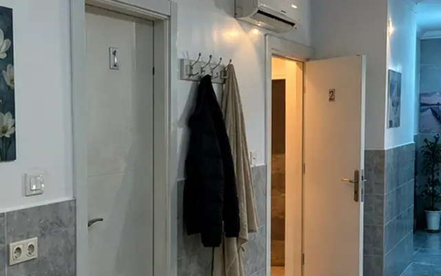 Oda girişinde askı ve temiz terlik — Pangaltı, Masaj Salonun