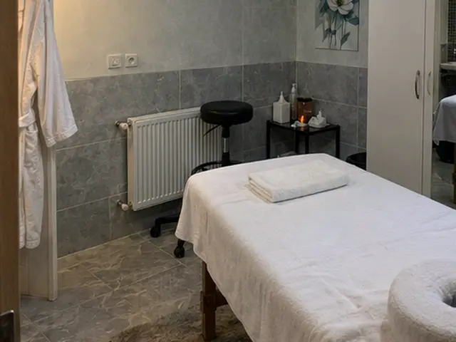 Gri mermer duvarlı, aydınlık masaj odası — Pangaltı, Masaj Salonun