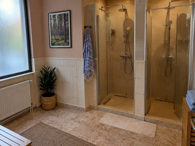 Duş kabinleri ve bank bulunan hamam öncesi alan — Pangaltı, Masaj Salonun
