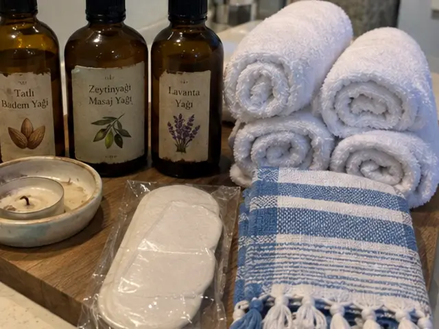 Tatlı badem, zeytinyağı ve lavanta masaj yağları, rulo havlular ve peştemal — Pangaltı, Masaj Salonun